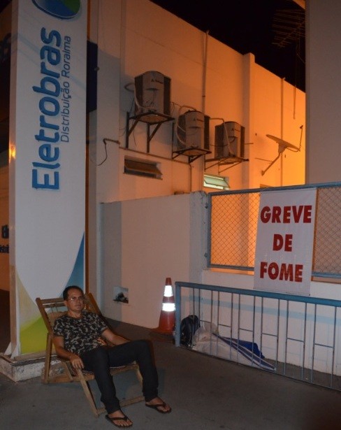 Greve acontece em freten à Eletrobras (Foto: Marcelo Marques/ G1)