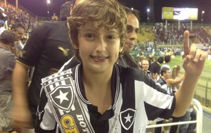 Pedro Henrique tira onda com o placar mostrando o Botafogo campeão no Raulino de Oliveira (Foto: Vinicius Lima/GLOBOESPORTE.COM)