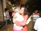 Camila Pitanga recebe o carinho de Caetano Veloso em pré-estreia de filme