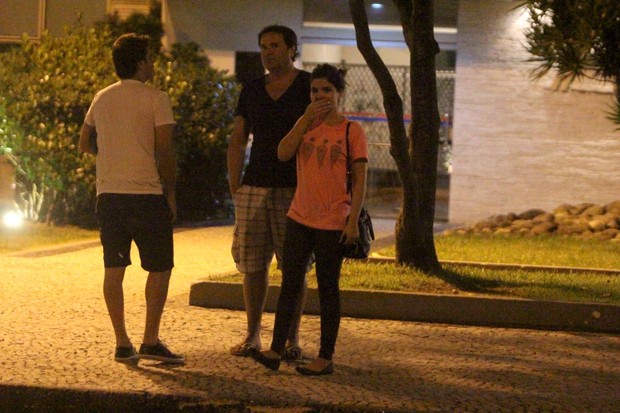 Vanessa Giácomo com o namorado, Giuseppe Dioguardi, em restaurante na Zona Oeste do Rio (Foto: Delson Silva/ Ag. News)