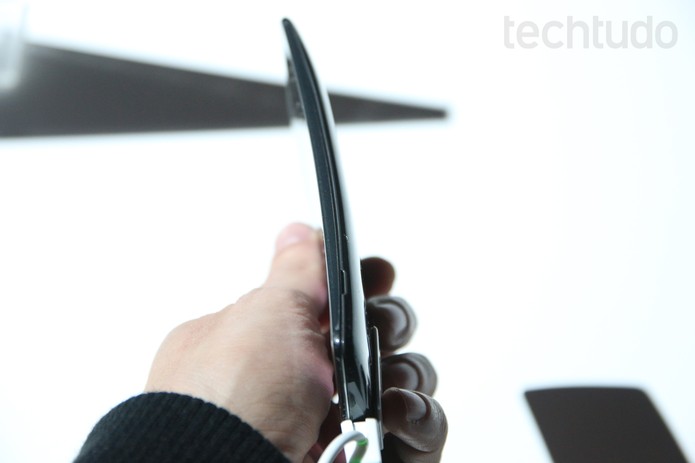 A curvatura do LG G Flex 2 promete torná-lo mais resistente a acidentes (Foto: Fabrício Vitorino/TechTudo) A curvatura do LG G Flex 2 promete torná-lo mais resistente a acidentes (Foto: Fabrício Vitorino/TechTudo)