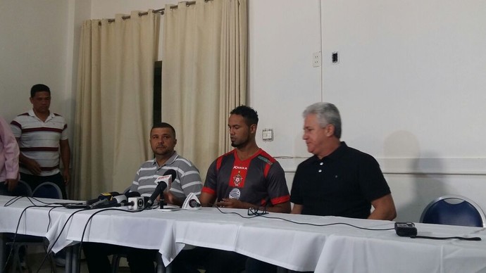 Bruno chega para apresentação ao Boa Esporte (Foto: Bruno Giufrida)