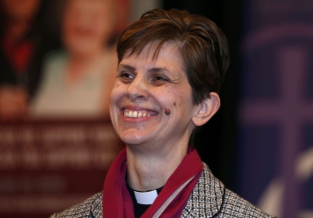 A pastora Libby Lane sorri ao ser nomeada a primeira mulher a ocupar o cargo de bispo na Igreja Anglicana nesta quarta-feira (17) (Foto: Phil Noble/Reuters)