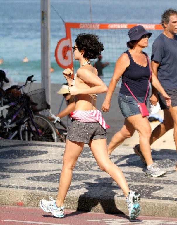 Maria Flor corre na orla do Leblon, na Zona Sul do Rio (Foto: André Freitas/AgNews)