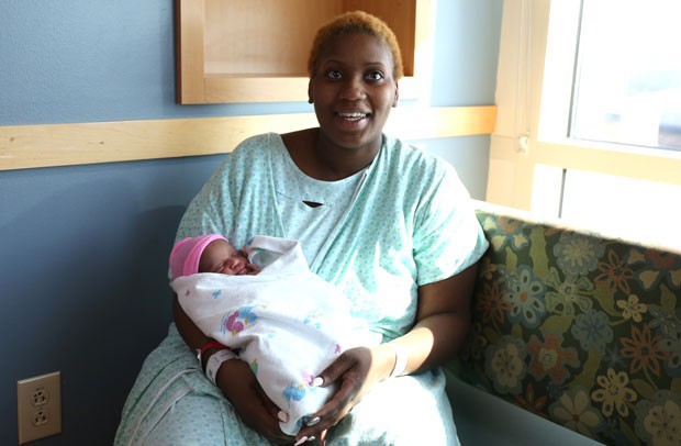 Brittany Young segura sua filha após dar à luz no chuveiro de sua casa nos EUA (Foto: The Des Moines Register, Bryon Houlgrave/AP)