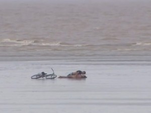 Casal é flagrado fazendo sexo no rio Amazonas (Foto: Reprodução/TV Amapá)