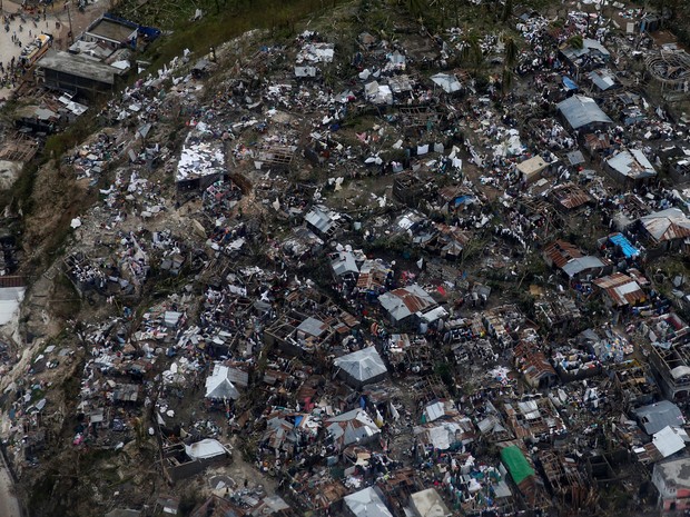 Casas ficam destruídas pela passagem do furacão Matthew por Jeremie, no Haiti (Foto: Carlos Garcia Rawlins/Reuters)