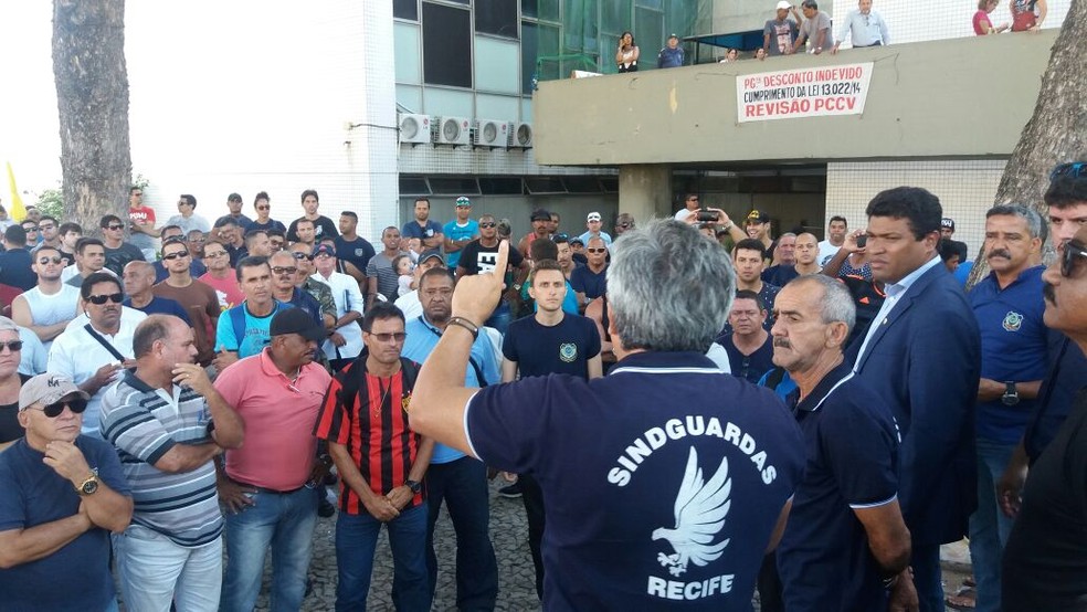 Guardas municipais fizeram ato em frente à Prefeitura do Recife na quinta (26) (Foto: Paula Costa/Divulgação)