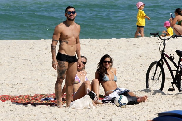 Yuri curte praia com a namorada  (Foto: Marcos Ferreira / photo rio news)