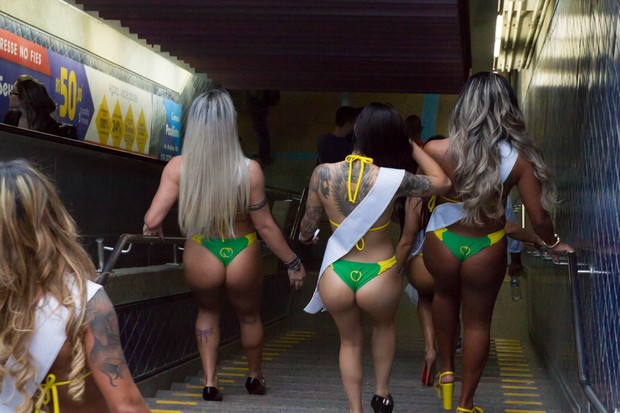 Candidatas para Miss Bumbum invadem o metro de São Paulo (Foto: Marcelo Brammer / AgNews)