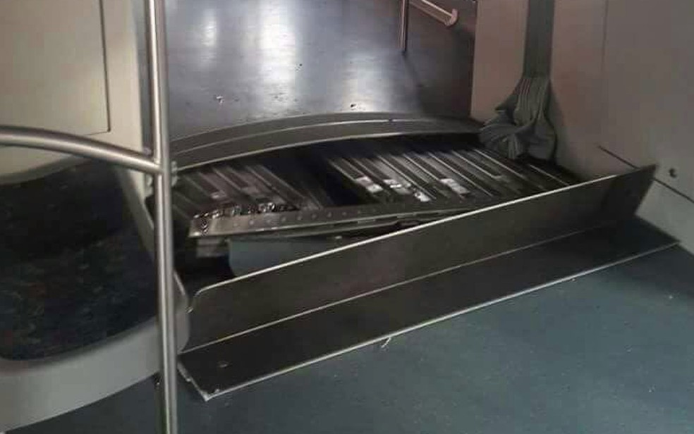 Piso de trem foi danificado após colisão entre composições (Foto: Divulgação)