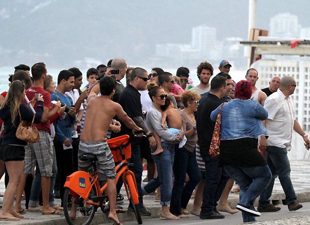 Jennifer Lopez foi cercada por uma multidão enquanto deixava a praia (Foto: André Freitas/AgNews)