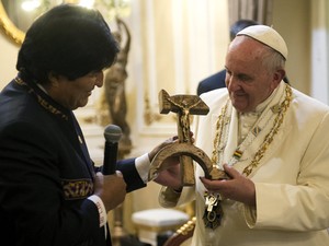 Presidente boliviano, Evo Morales, presenteou o Papa Francisco com um crucifixo de madeira com formato da cruz e machado, símbolo comunista da união de operários com camponeses, em La Paz, nesta quinta (9) (Foto: Osservatore Romano/Reuters)