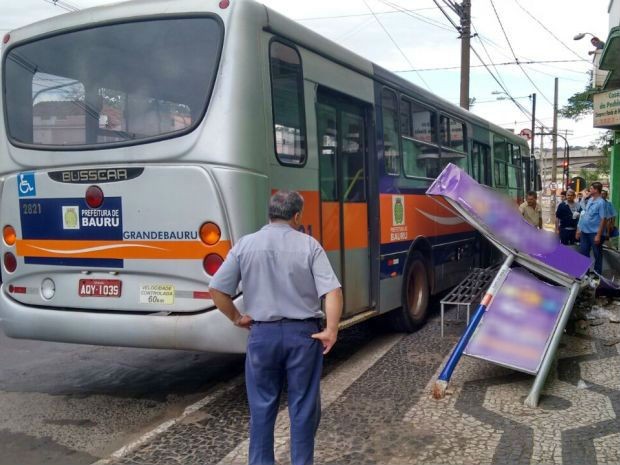 G Nibus Desgovernado Atinge Ponto De Parada Em Bauru E Deixa Um