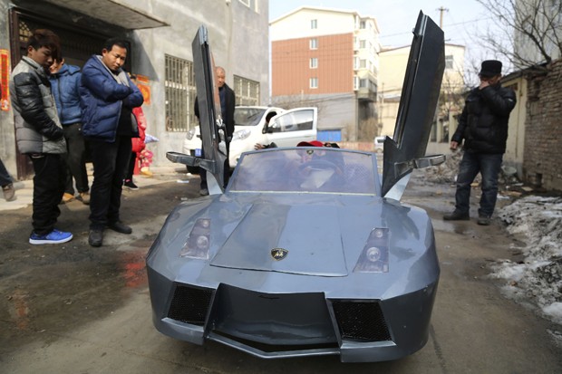 Réplica de Lamborghini foi feita por fazendeiro na China, como presente para o neto (Foto: China Daily/Reuters)