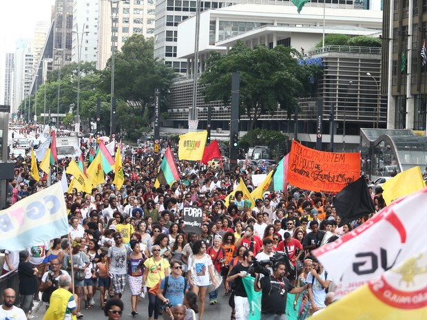 Manifestantes participam da Marcha da Consciência Negra, que saiu do vão livre do Masp, na Paulista (Foto: Daniel Teixeira/Estadão Conteúdo)