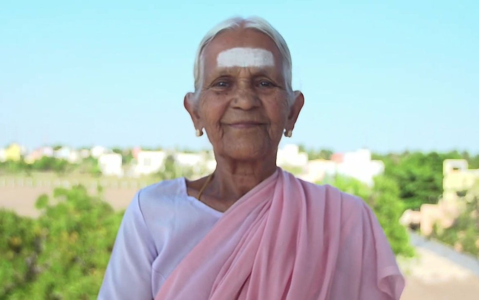 Aos 98 anos, professora de ioga indiana impressiona com flexibilidade (Foto: Reprodução/BBC)