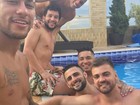 Neymar curte piscina com os amigos e gominhos chamam atenção de fãs