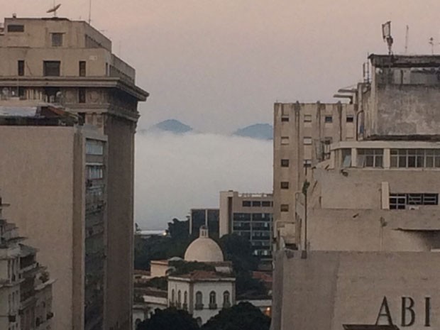 Vista do alto de prédio no Centro, com a Baía de Guanabara escondida sob a névoa (Foto: Aline Martins / Arquivo pessoal)