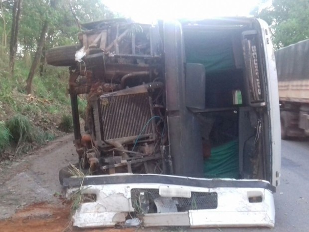 Parte dianteira do veículo ficou completamente destruída, em Goiás (Foto: Divulgação/PRF)