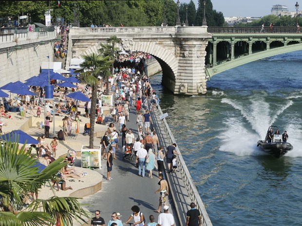 Banhistas enchem a praia artificial na beira do Rio Sena, em Paris (Foto: Christian Hartmann/Reuters)