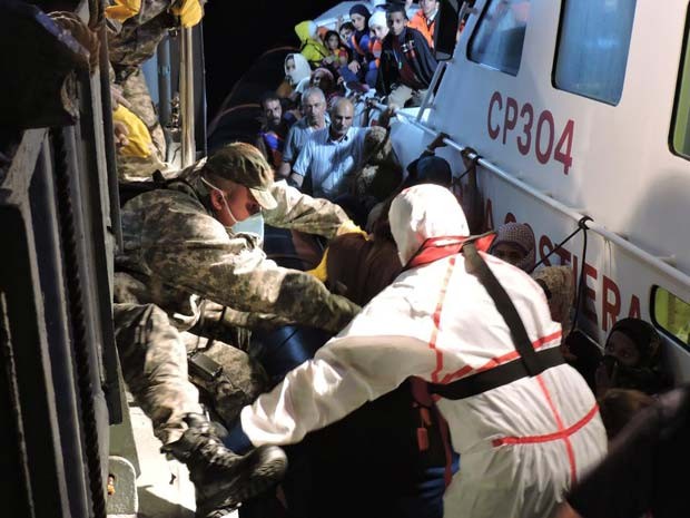 Navio brasileiro resgata 220 imigrantes sírios e líbios no Mediterrâneo (Foto: Marinha do Brasil)