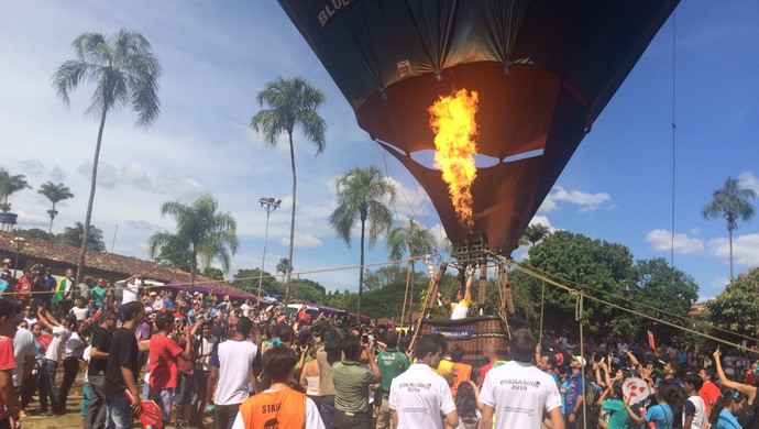 Balão leva a tocha olímpica em Pirenópolis, Goiás (Foto: Guilherme Gonçalves/ GloboEsporte.com)