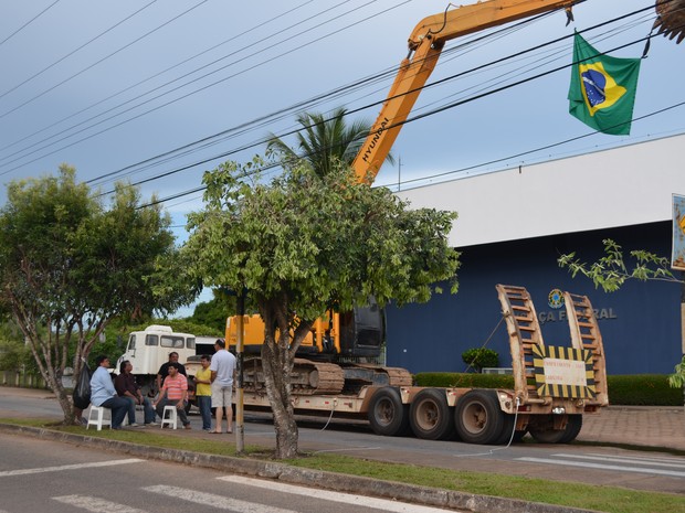 Produtores concentrados em frente ao prédio da Justiça Federal, em Roraima (Foto: Vanessa Lima/G1 RR)