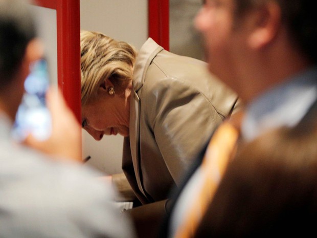 A candidata democrata à Presidência dos EUA, Hillary Clinton, registra seu voto em uma escola de Chappaqua, em Nova York (Foto: Brian Snyder/Reuters) A candidata democrata à Presidência dos EUA, Hillary Clinton, registra seu voto em uma escola de Chappaqua, em Nova York (Foto: Brian Snyder/Reuters)