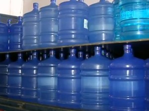 Bisfenol A pode estar presente em garrafões de água mineral, além de outras embalagens e utensílios; também pode aparecer em revestimentos de embalagens metálicas de alimentos (Foto: Reprodução/TV Tem)
