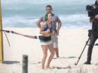Laura Neiva exibe barriga sequinha de short e top em praia do Rio