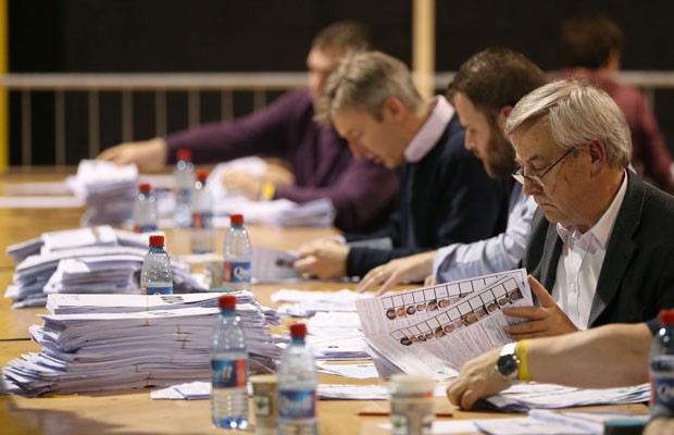 A apuração dos votos da eleição para o Parlamento Europeu começaram em Dublin, na Irlanda, neste domingo (25) (Foto: AP) A apuração dos votos da eleição para o Parlamento Europeu começaram em Dublin, na Irlanda, neste domingo (25) (Foto: AP)
