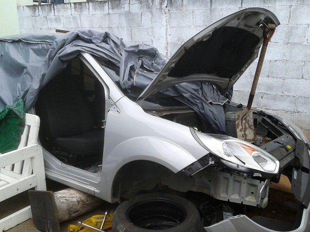 No desmanche foram encontrados carros sendo desmontados (Foto: Divulgação/PM)