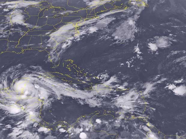 Imagem de satélite mostra furacão ‘Ernesto’ na Península de Yucatán. (Foto: AP Photo)