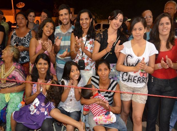 Público aplaude em homenagem a Silvinha OLiveira (Foto: Fredson Navarro / G1 SE)