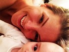 Ana Hickmann posa agarradinha ao filho, ainda na cama: 'Bom dia'