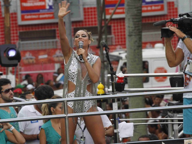 À frente do Cheiro de Amor, Aline Rosa desfila no carnaval (Foto: Edgar de Souza/ Ag.Edgar de Souza)