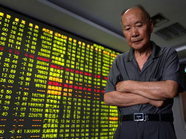 Na China, a bolsa de valores de Xangai caiu mais de 8% (Foto: AP)