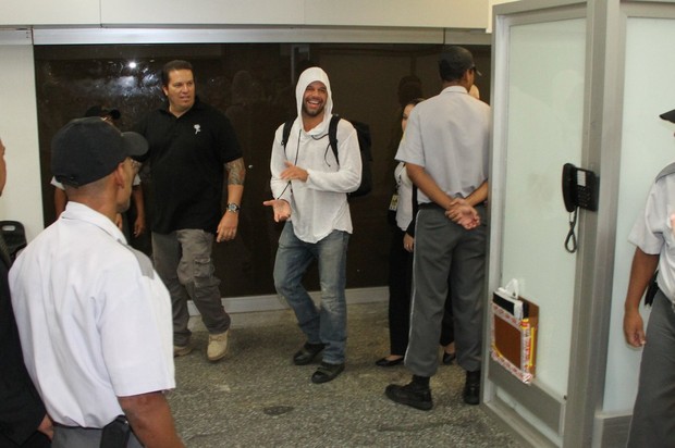 Rick Martin desembarca no Aeroporto do Galeão (Foto: Delson Silva e Dilson Silva / Agnews)