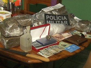 droga prensada foi encontrada dentro de geladeira, em casa do bairro Diamantino, em Santarém (Foto: Reprodução/TV Tapajós)
