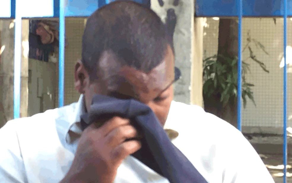 Irmão do torcedor morto após jogo do Vasco e Flamengo no São Januário chora ao falar do crime (Foto: Bruno Albernaz/G1)