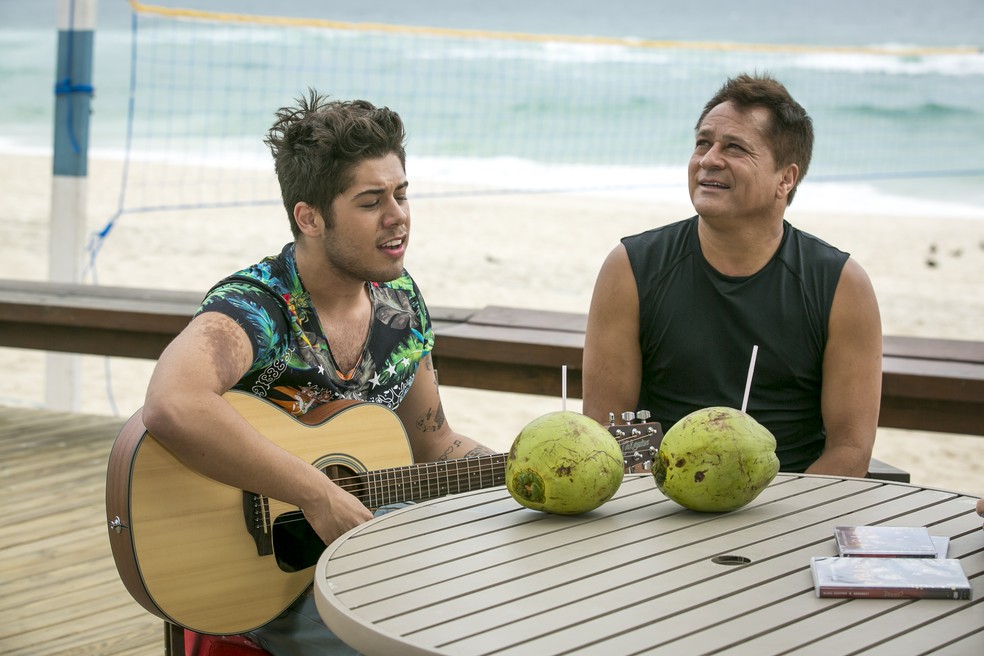 Zé Felipe e Leonardo cantam juntos o clássico 'Pensa Em Mim' (Foto: Isabella Pinheiro/Gshow)