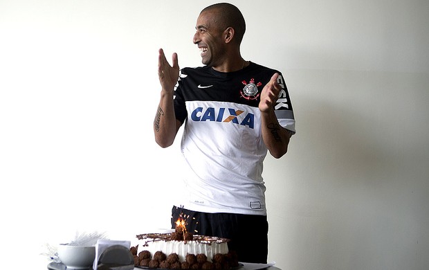 Emerson Sheik treino Corinthians bolo de aniversário (Foto: Daniel Augusto Jr. / Ag. Corinthians)