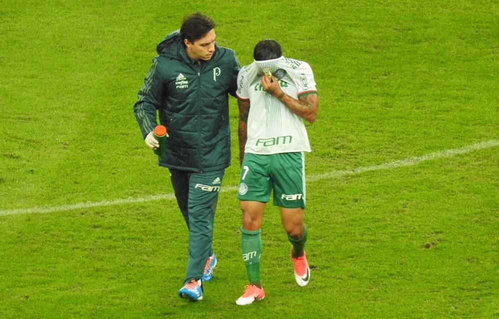 Dudu machuca virilha e deixa duelo com Inter ainda no primeiro tempo
