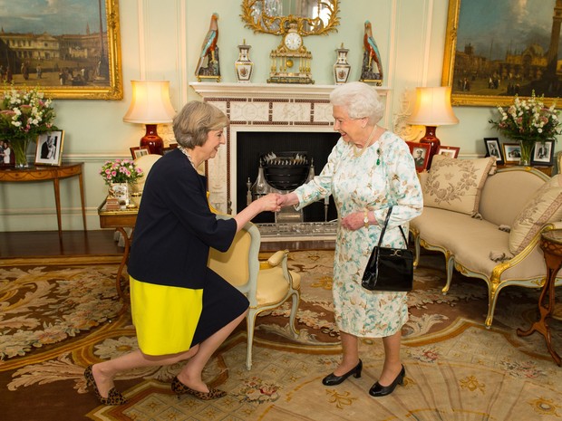 Theresa May cumprimenta rainha no Palácio de Buckingham (Foto: Dominic Lipinski/Pool Photo via AP)