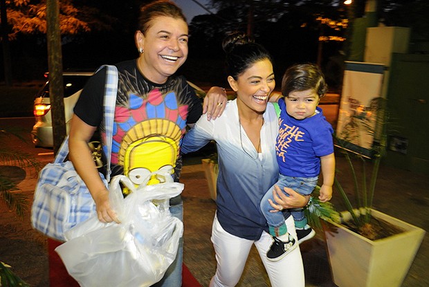 Juliana Paes com o filho, Pedro, e David Brazil (Foto: Marcelo Fernandes/Revista QUEM)