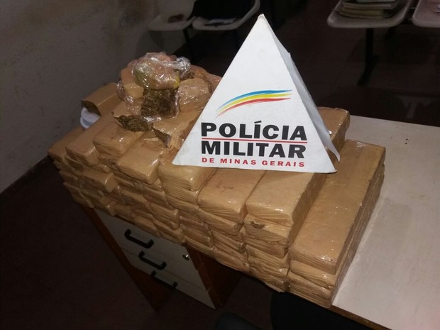 PM encontra quase 60kg de maconha enterrados em quintal em Uberlândia (Foto: Polícia Militar/Divulgação)