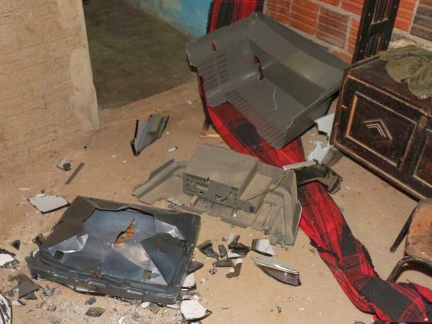 Suspeito destruiu moveis e eletrodomésticos da casa em Mossoró, RN (Foto: Marcelino Neto)