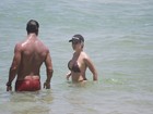Aryane Steinkopf e Beto Malfacini trocam beijos em praia no Rio