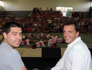 Riquelme e Sérgio Massa, presidente do Tigre (Foto: Reprodução / Olé)